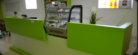 Prodejna krmiv a stříhání psů.